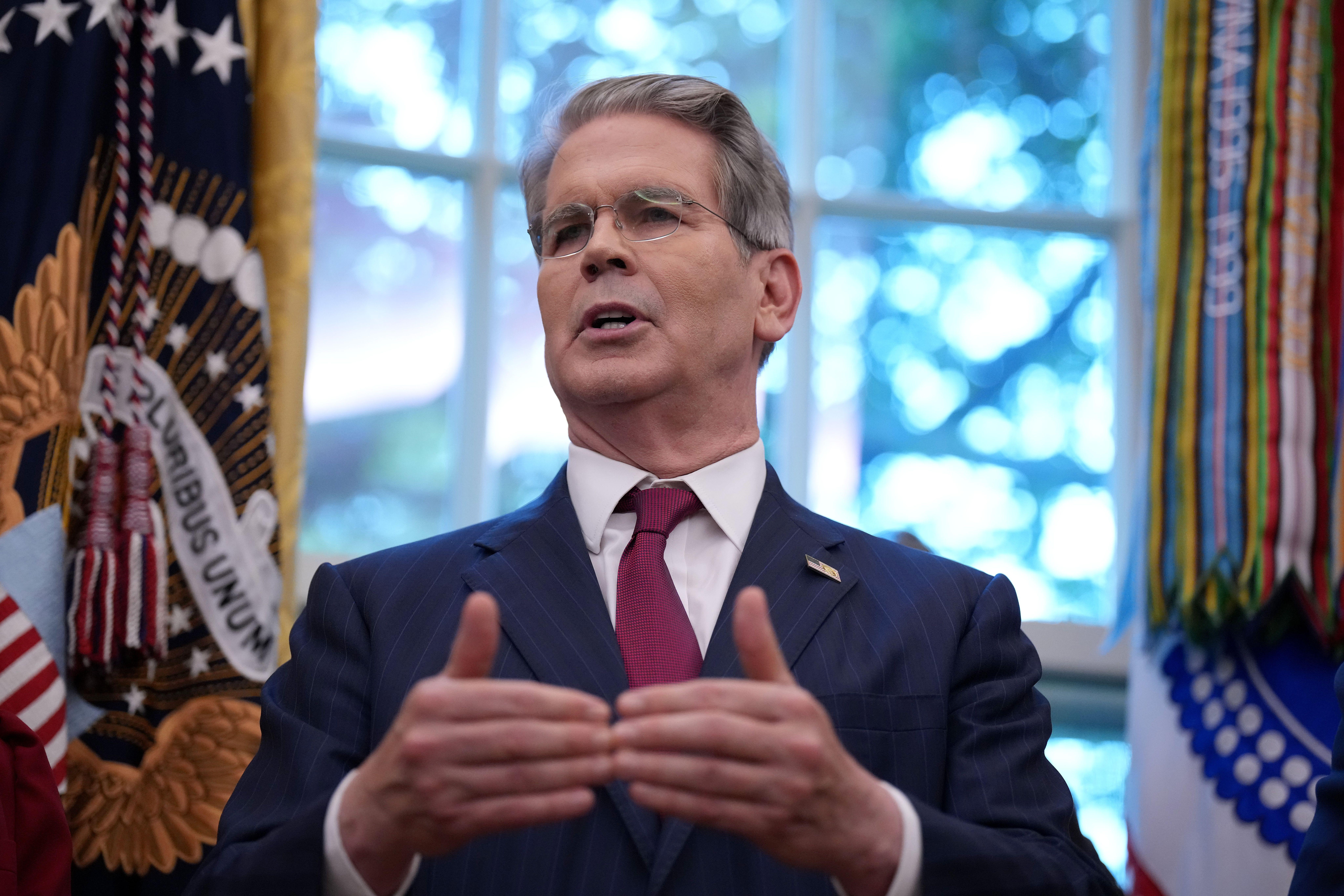 “比特币永不关闭”照片：美国财政部长纪念周年，抨击民主党人