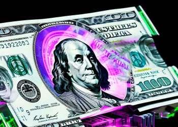 据报道，一名男子银行账户中20062美元突然不翼而飞，引发与摩根大通、美国银行和两家保险公司的对峙。