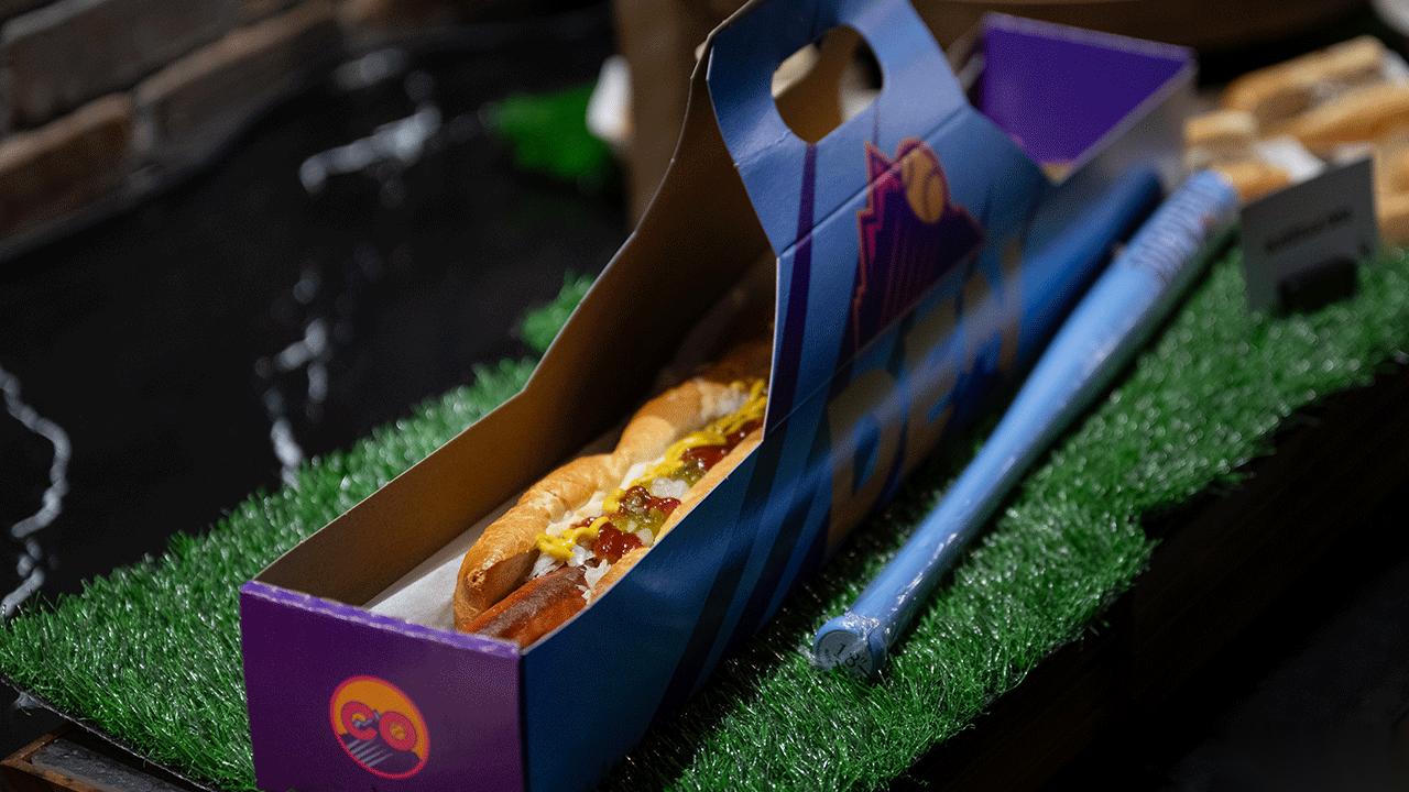 科罗拉多洛基队推出“热狗巨兽” 我想像 小姐与流浪汉 那样吃掉它